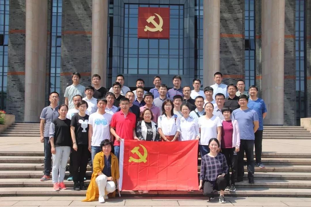我们阔步骑行四五趟
